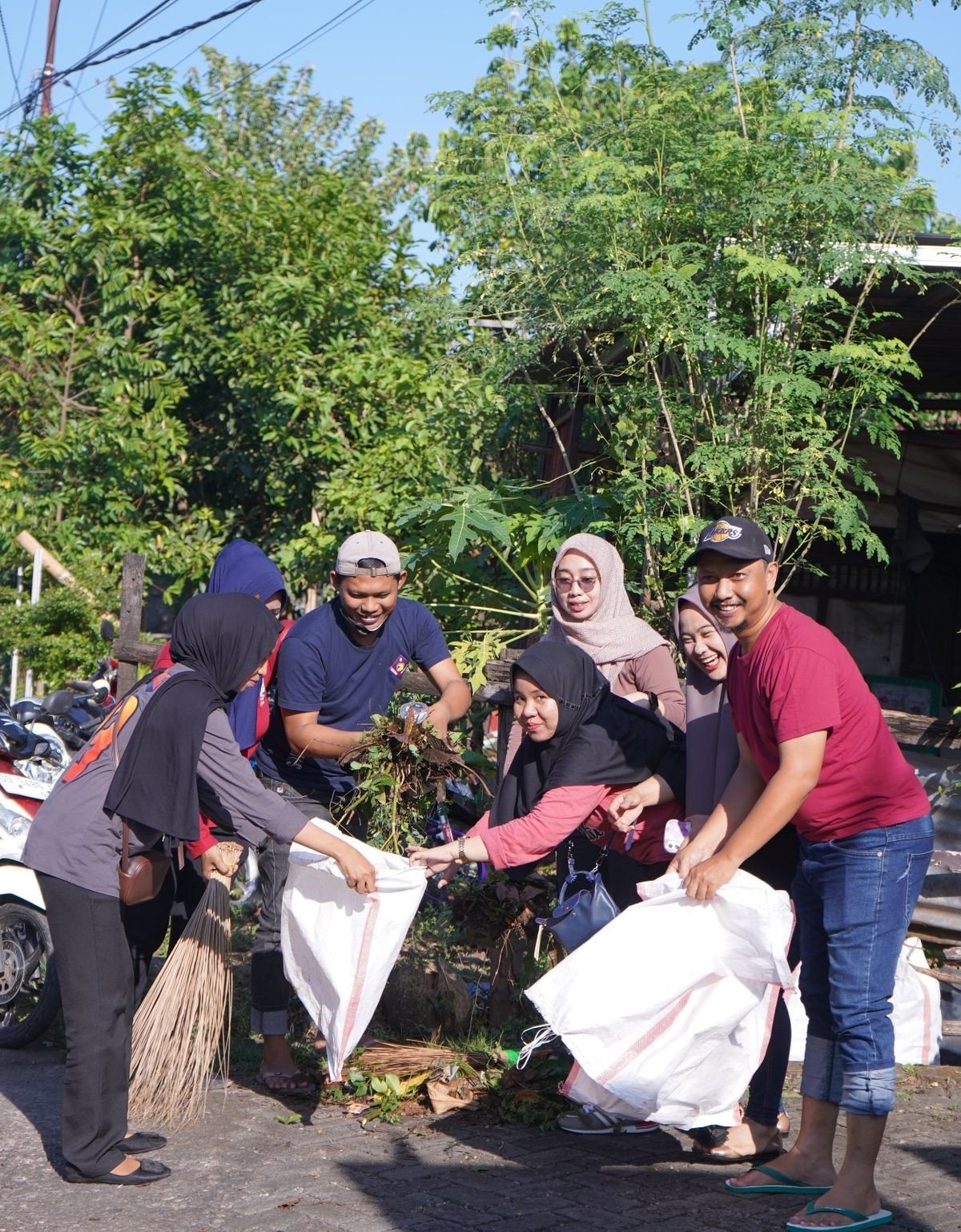 Gotong Royong Bersih Kampung Menyambut HUT RI ke-81